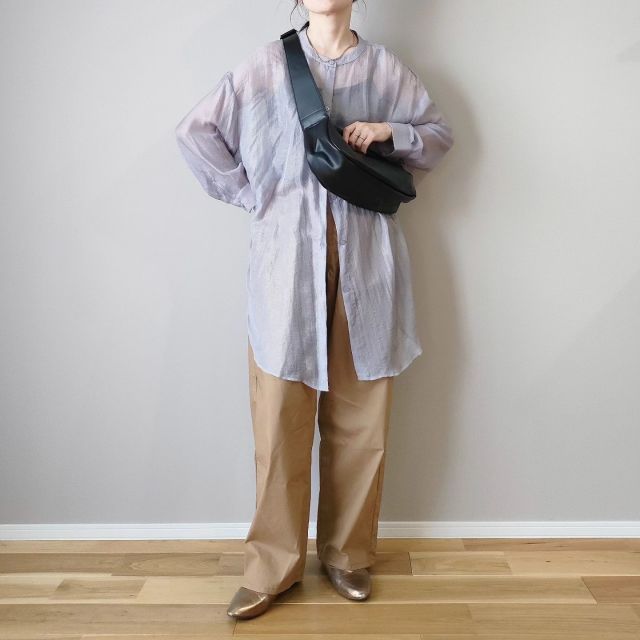 1｜ゆったりとしたシアーシャツをシンプルに着るのが流行り