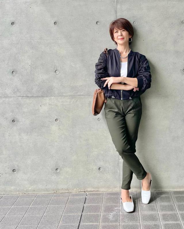 【50代のお花見コーデ4】今っぽくて花粉対策もできる「ブルゾン」