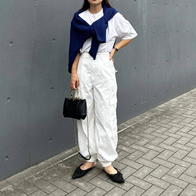 【4】「白Tシャツ×白パンツ」に「濃い色のカーディガン」を肩掛け