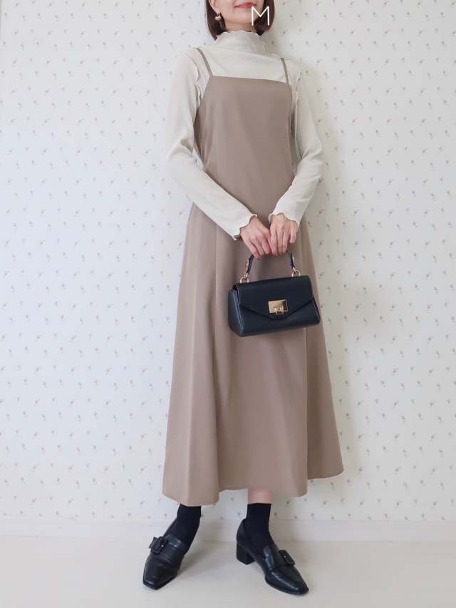 ベージュのワンピースコーデ