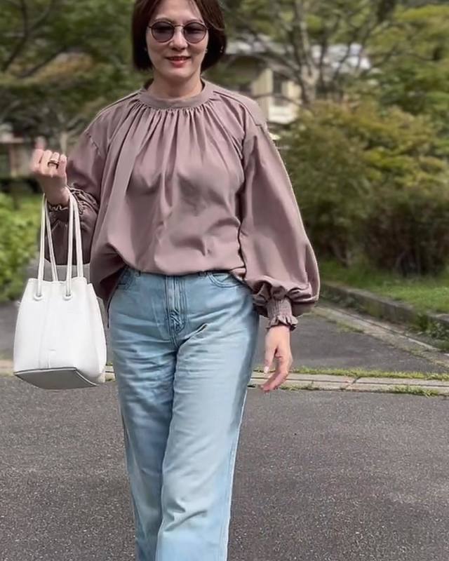 【50代×ベージュブラウス】デニムパンツ合わせの上品カジュアル