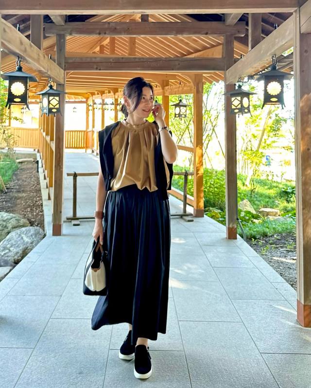 【50代の夏旅行コーデ1】ウエストゴム＆黒色のロングスカート