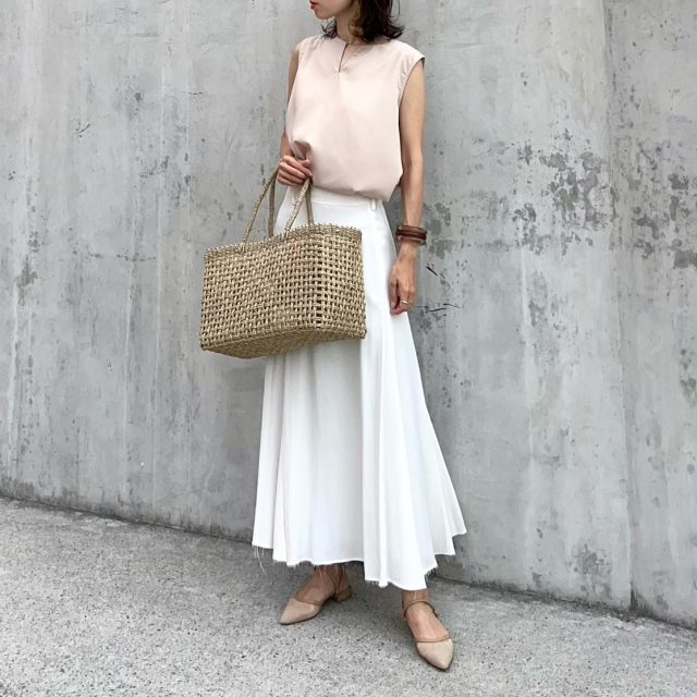 【40代×白フレアスカート】ノースリーブのニット・ブラウスを合わせて引き締める