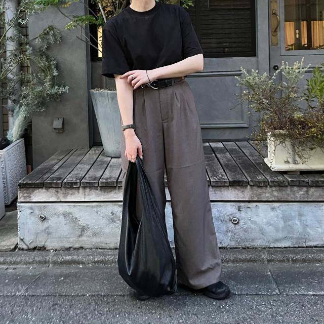 黒無地Tシャツ×パンツコーデ