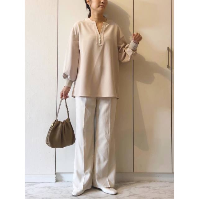 【オフィスカジュアル×シャツインしないコーデ2】淡い色でまとめる！