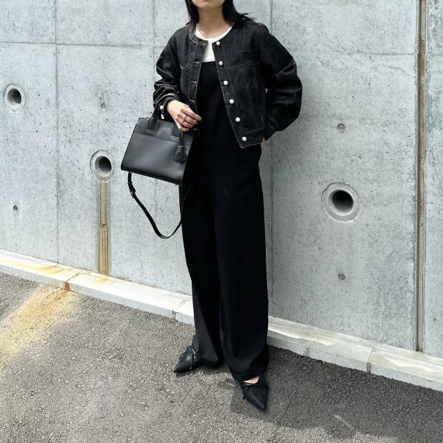 「胸当て付きの黒サロペットパンツ」には羽織りをON