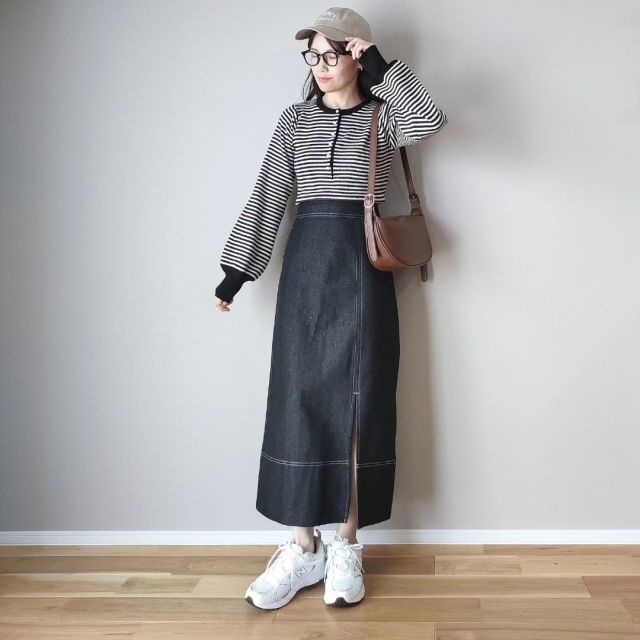 デニムのタイトスカート×ショート丈トップスのカジュアルコーデ