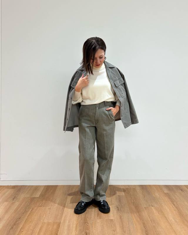 【楽できちんと見せる着こなし方1】ラフな服は「シックな色」でまとめる