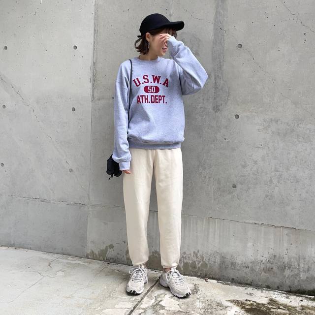 グレーの服に合うおすすめズボン3｜ホワイトパンツ