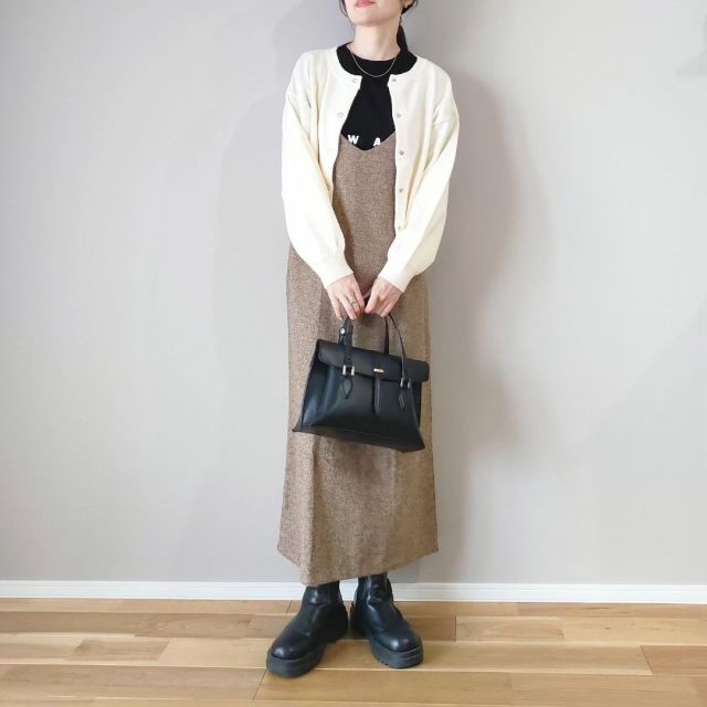 アウターを羽織るとき、キャミワンピースはどんなデザインがいい？