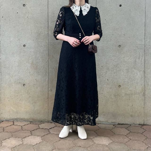 LEJA（レジャ）の白いビッグカラーが可愛い黒レースドレス