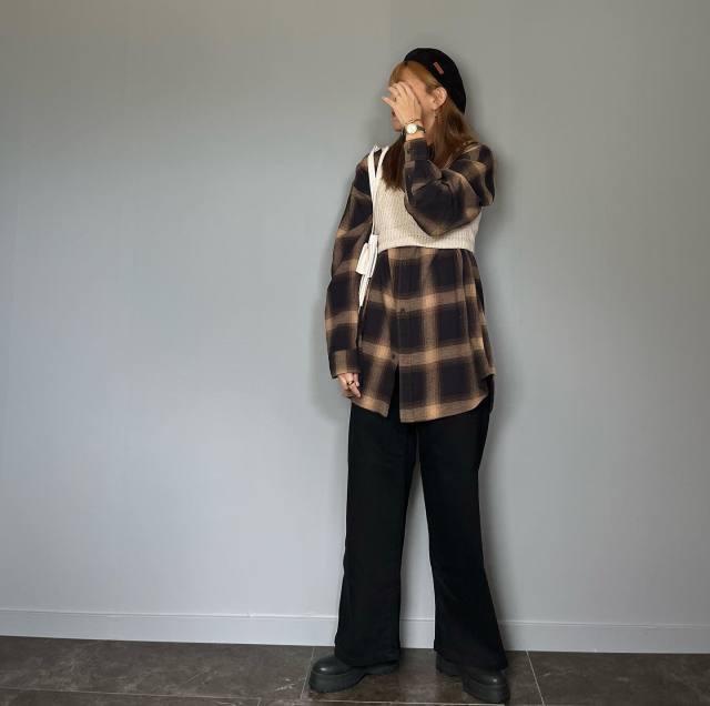 【3】トレンド柄・チェックの服に重ね着