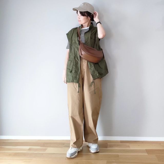 2｜ワイドパンツ×ベストのカジュアルコーデ