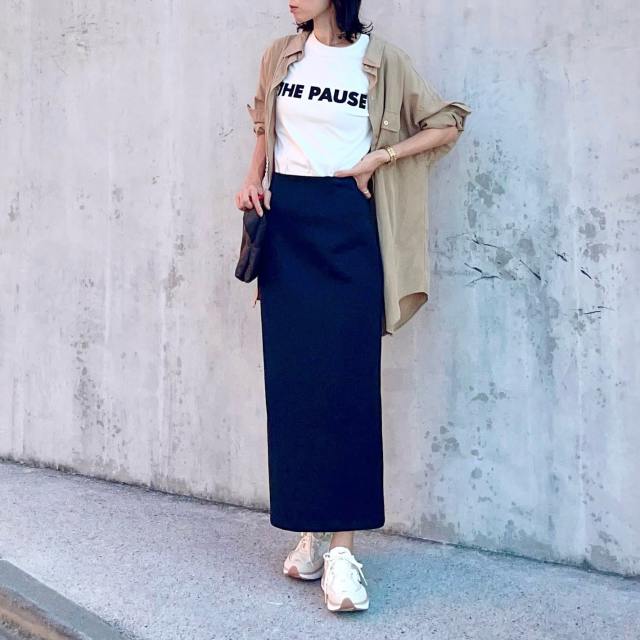 【黒タイトスカートに合う服4】薄手のシャツブラウス＆Tシャツの重ね着