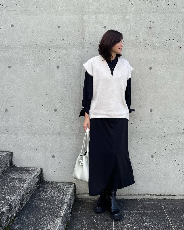 【50代×ニットベスト】色対比のあるトップスを合わせる