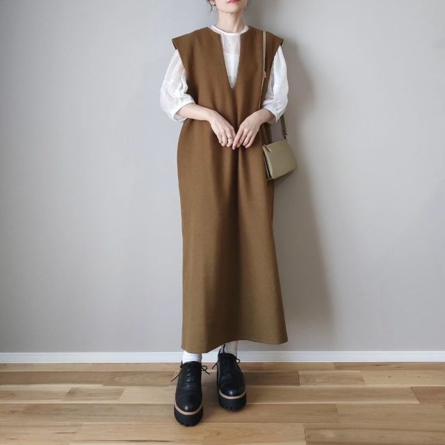 ホテルのランチビュッフェにおすすめ「Vネックのジャンパースカート」