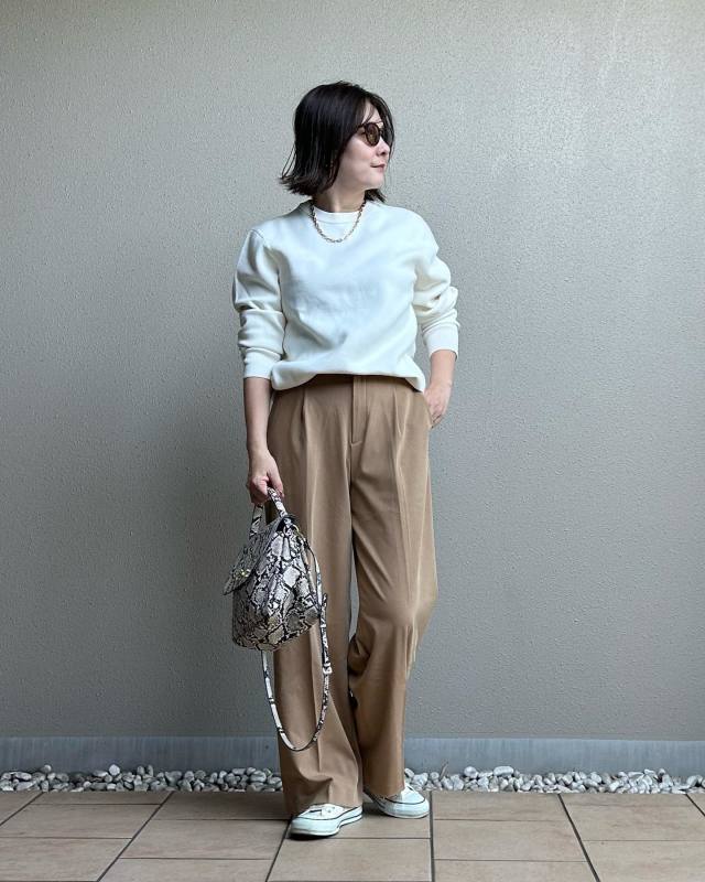 【50代のベージュコーデ2】普段使いにおすすめ「白トップス×ベージュ色パンツ」