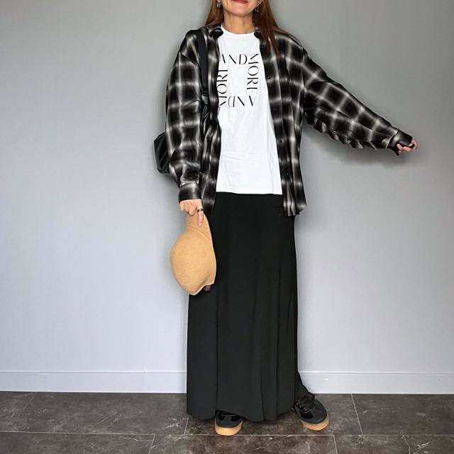 【コーデ2】チェック柄シャツ×ロング丈のタイトスカート
