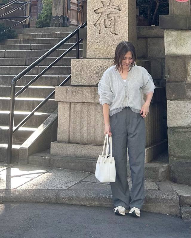 【50代のグレーパンツコーデ1】透明感のあるトップスを合わせてクリーンに着こなす