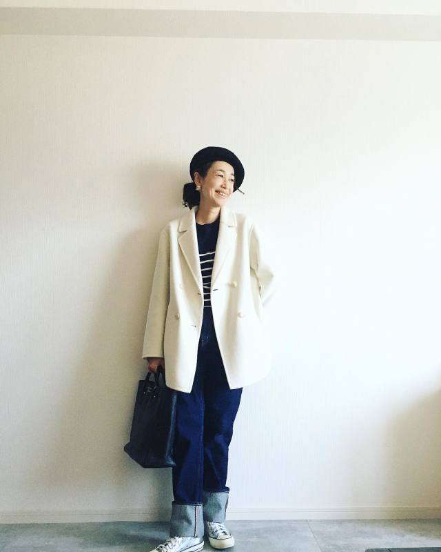 【50代・同窓会の服装4】デニムパンツ×カッチリしたアウター