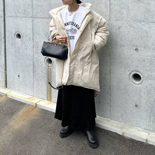 オーバーサイズコートには｜小さめバッグがおすすめ