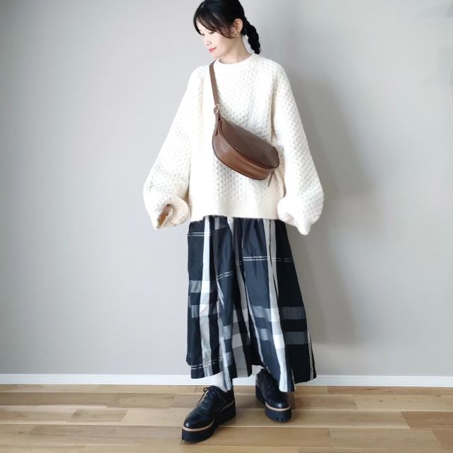 ふわりとしたチェック柄スカートには「ゆるっとしたニット」