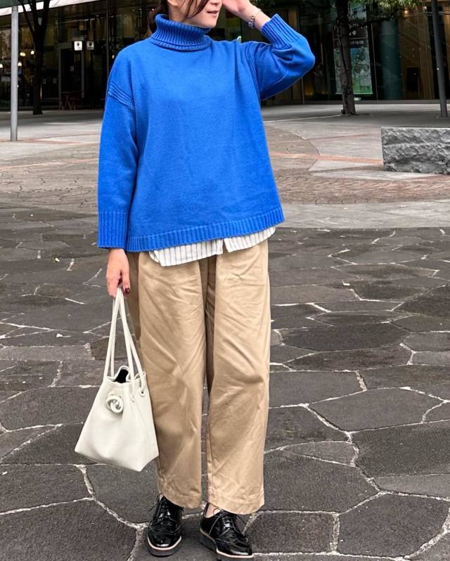 【50代の食事会・パンツスタイル3】好印象なきれい色ニット×チノパンツのヘルシーコーデ