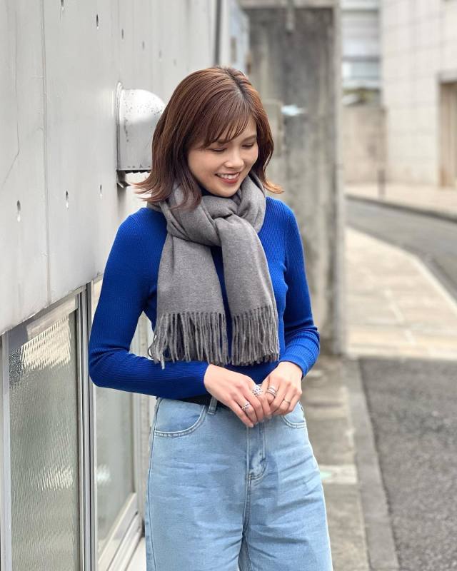 【2】明るい色のニット×デニムパンツコーデ