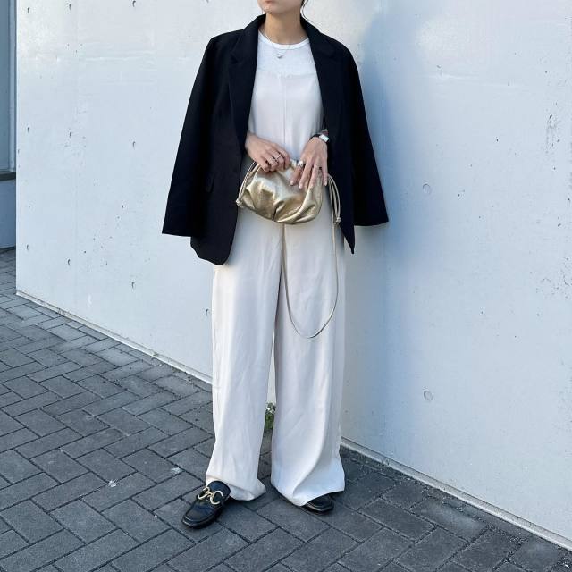 通勤・フォーマルシーンにおすすめ「モノトーンコーデ×ワイドパンツ」