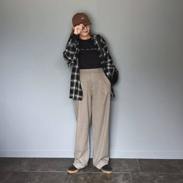 チェックシャツ＋茶色キャップで季節感を楽しむ