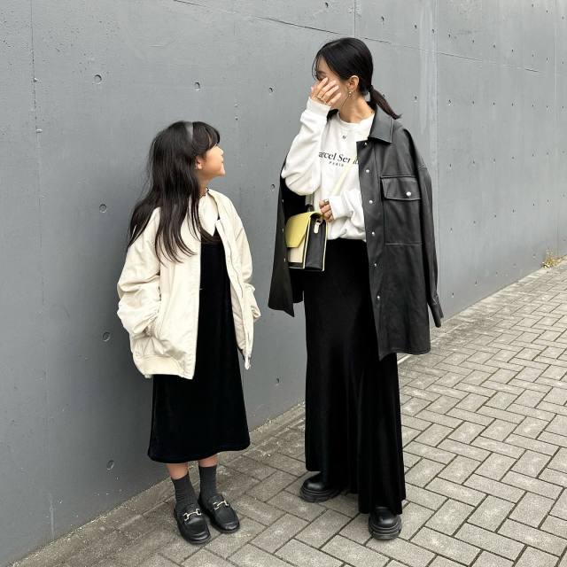 シックな白黒モノトーンでママの大人カジュアルスタイルに