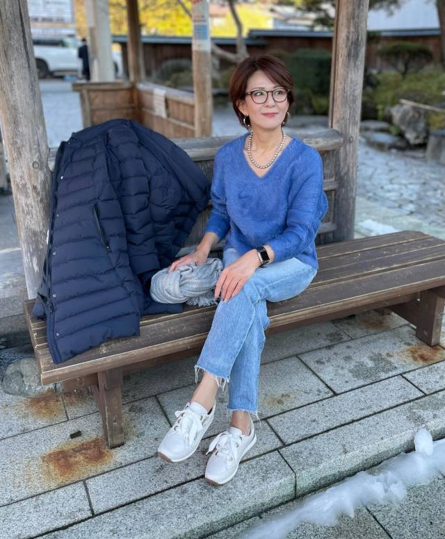 首元Vネックのシャギーニットなら大人っぽさもプラス