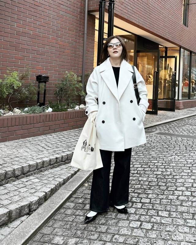 真っ黒なデニムパンツの着こなし方