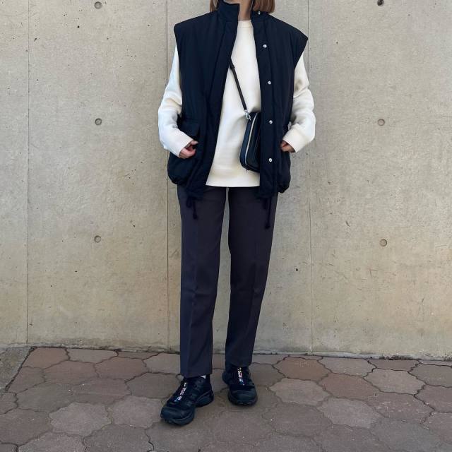 【1】ダウンべスト×長袖のTシャツ・プルオーバー