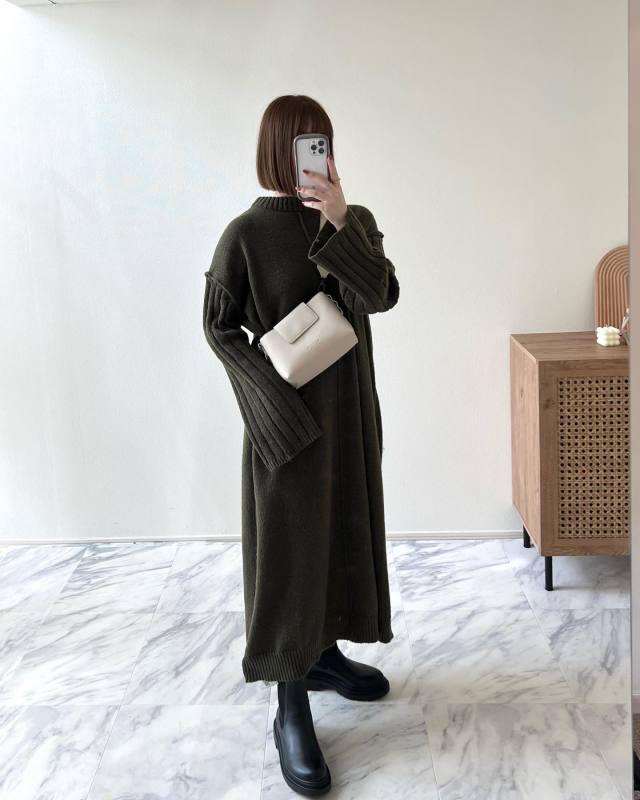 【ショルダーバッグのコーデ実例1】黒っぽい服×白ショルダーバッグ