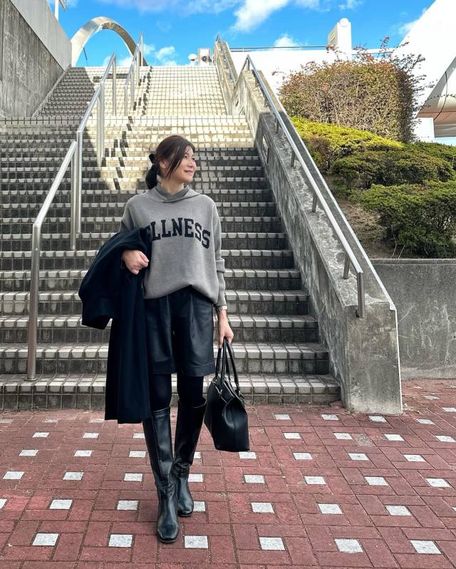 若作りなくアクティブな「黒ロングブーツ×ショートパンツ×タイツ」