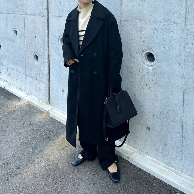 【40代ママにおすすめのロングアウター4】どんな服や色とも合う「定番の黒チェスターコート」
