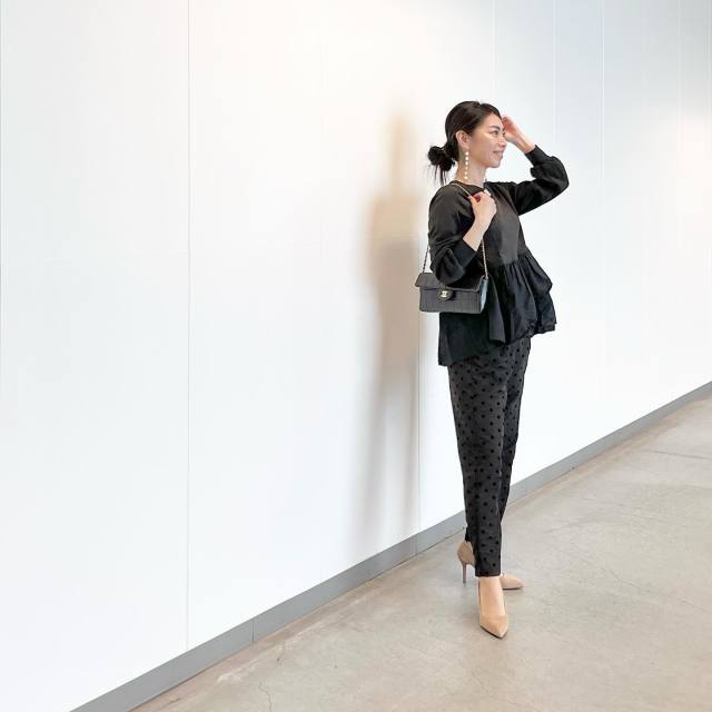 【50代・アフタヌーンティーの服装4】華やかなのにお腹が目立たない「ペプラムトップス」