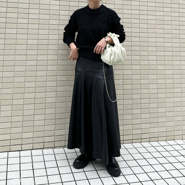 3｜流行デザインの黒ニット