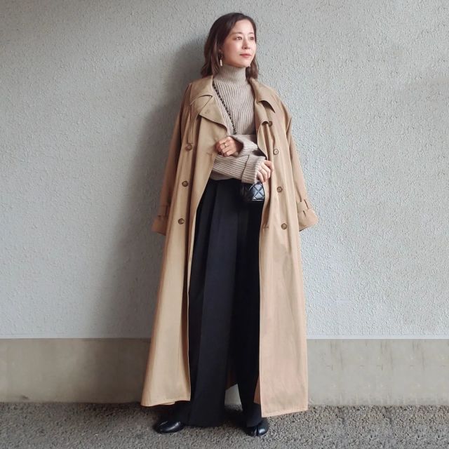 シンプルなベージュニット×クリーンな黒パンツ
