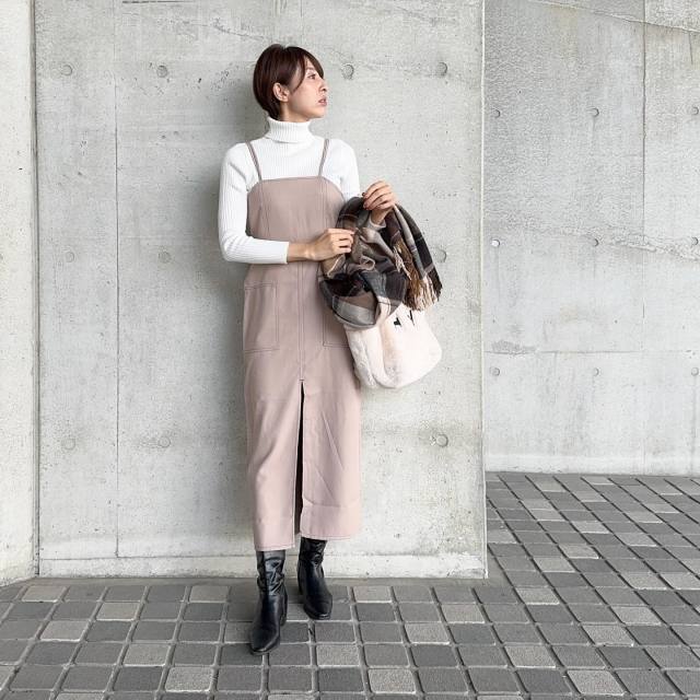 【冬のおすすめコーデ2】配色ステッチのキャミワンピース×タートルネックニット