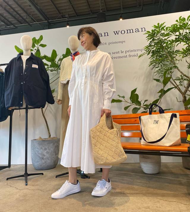 【50代のシャツワンピースコーデ】＋スニーカーで爽やかカジュアルに