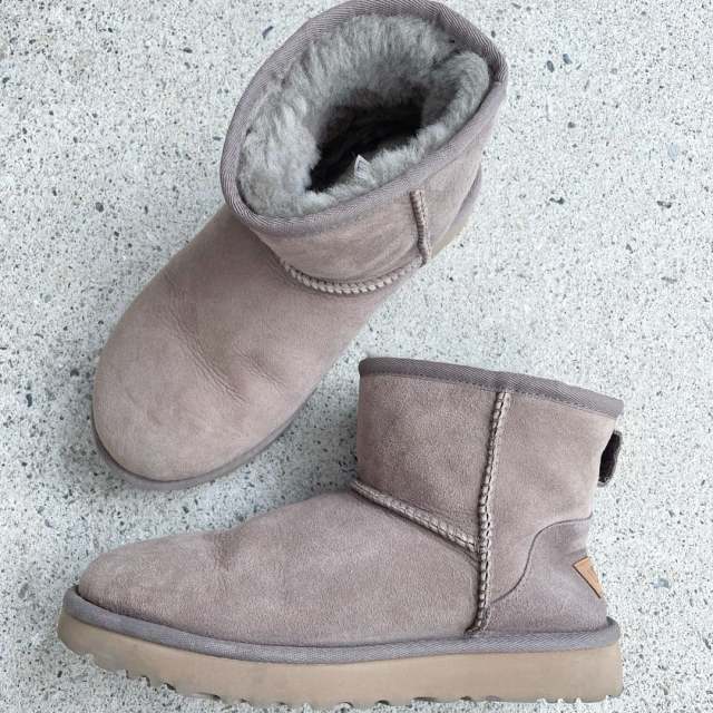 グレー ショート ラウンドトゥ ファー 無地 ムートンブーツ UGG（アグ