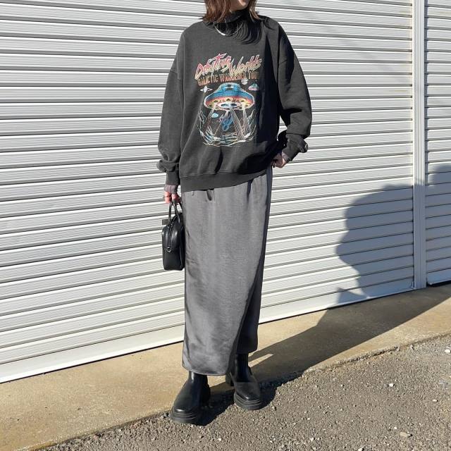 【40代50代におすすめ3】サテンスカート×スウェットのテイストMIXコーデ