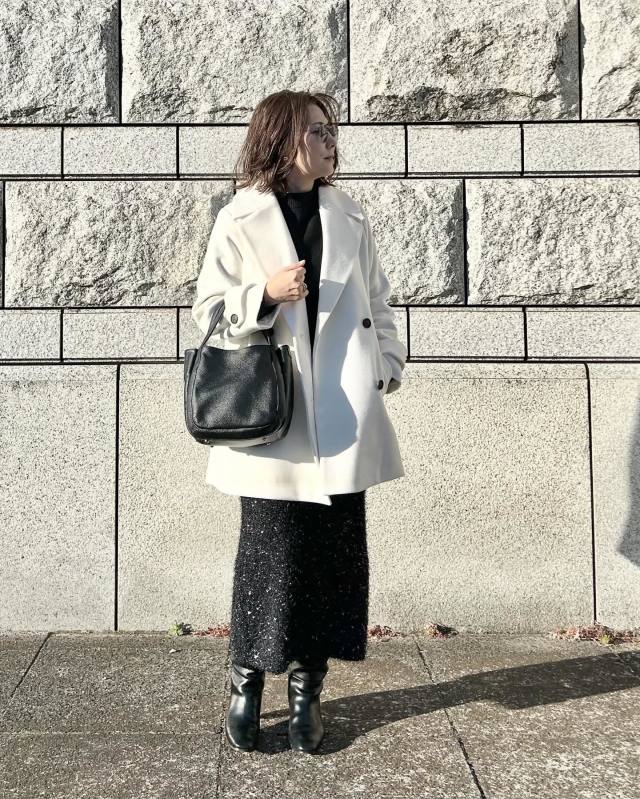 【50代の黒タイトスカートコーデ】スカートの素材感にこだわるのもおすすめ