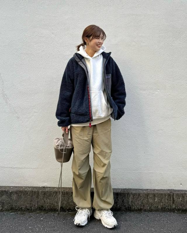スニーカーやブーツを合わせて辛口コーデを楽しむのも◎