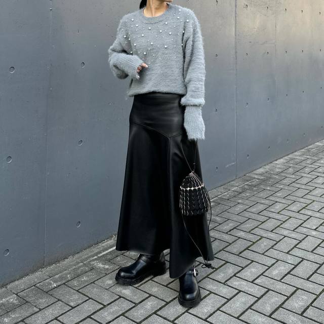 【パール付きニット】タイトスカート・フレアスカートを合わせて特別なお出かけコーデに