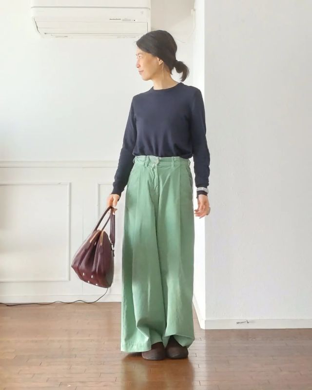 【50代の食事会・パンツスタイル1】春らしいペールカラーのパンツを主役にコーデ