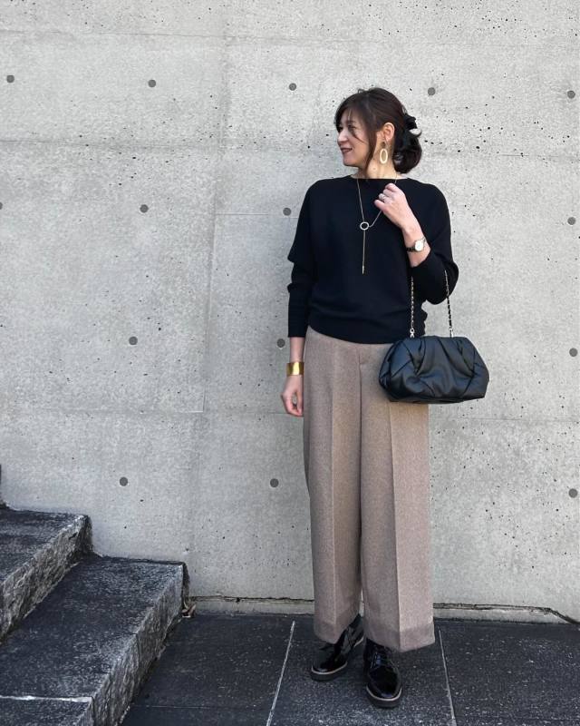 【40代50代のニットパンツコーデ2】上品な小物を合わせてお出かけモードに