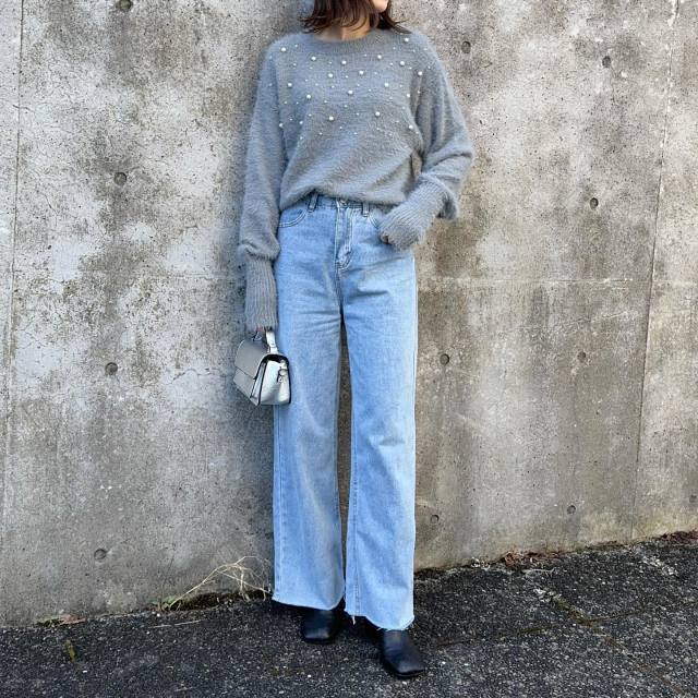 【パール付きニット】定番のデニムパンツがサマになる